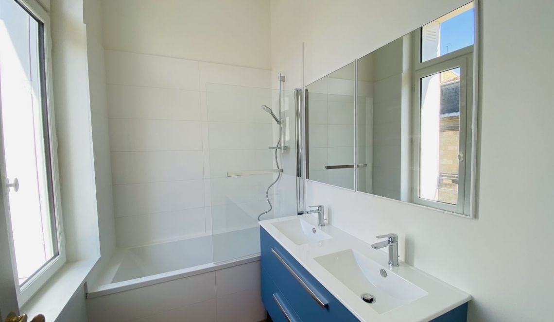 Appartement avec salle de bains 