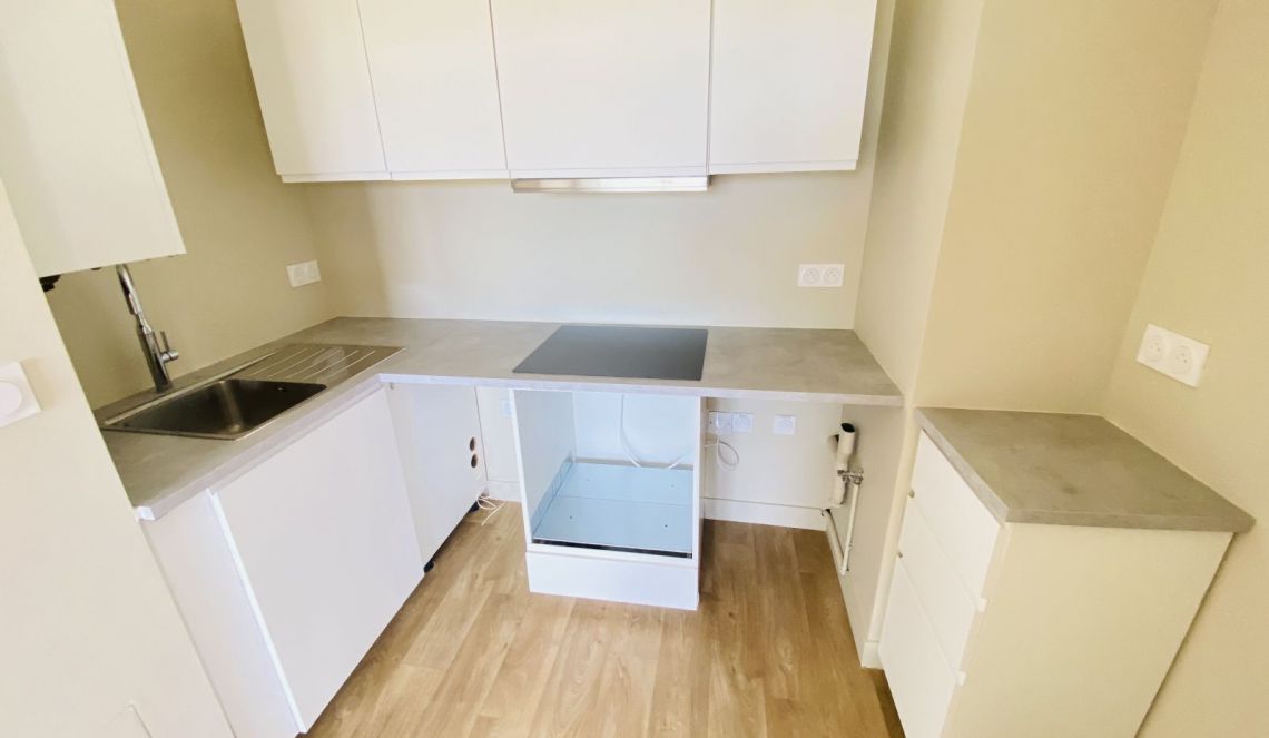 Appartement avec cuisine rénovée et semi-équipée