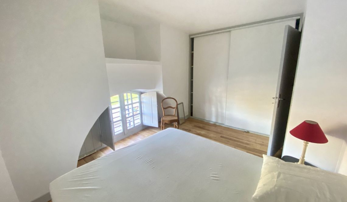Chambre avec rangements