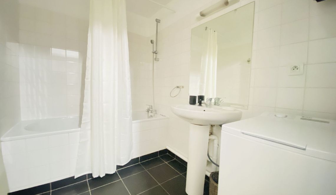 Appartement avec salle de bain 
